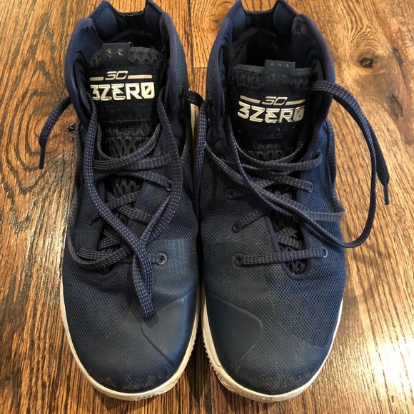 UNDER ARMOUR CURRY 3ZERO BASKETBALL SHOE - Picture 4 of 5